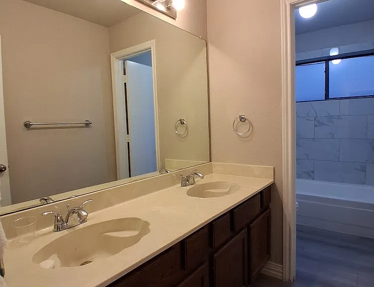 2502 Livingston Ln — Photo 12