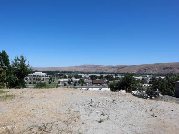 405 N 4th St, Selah, WA 98942
