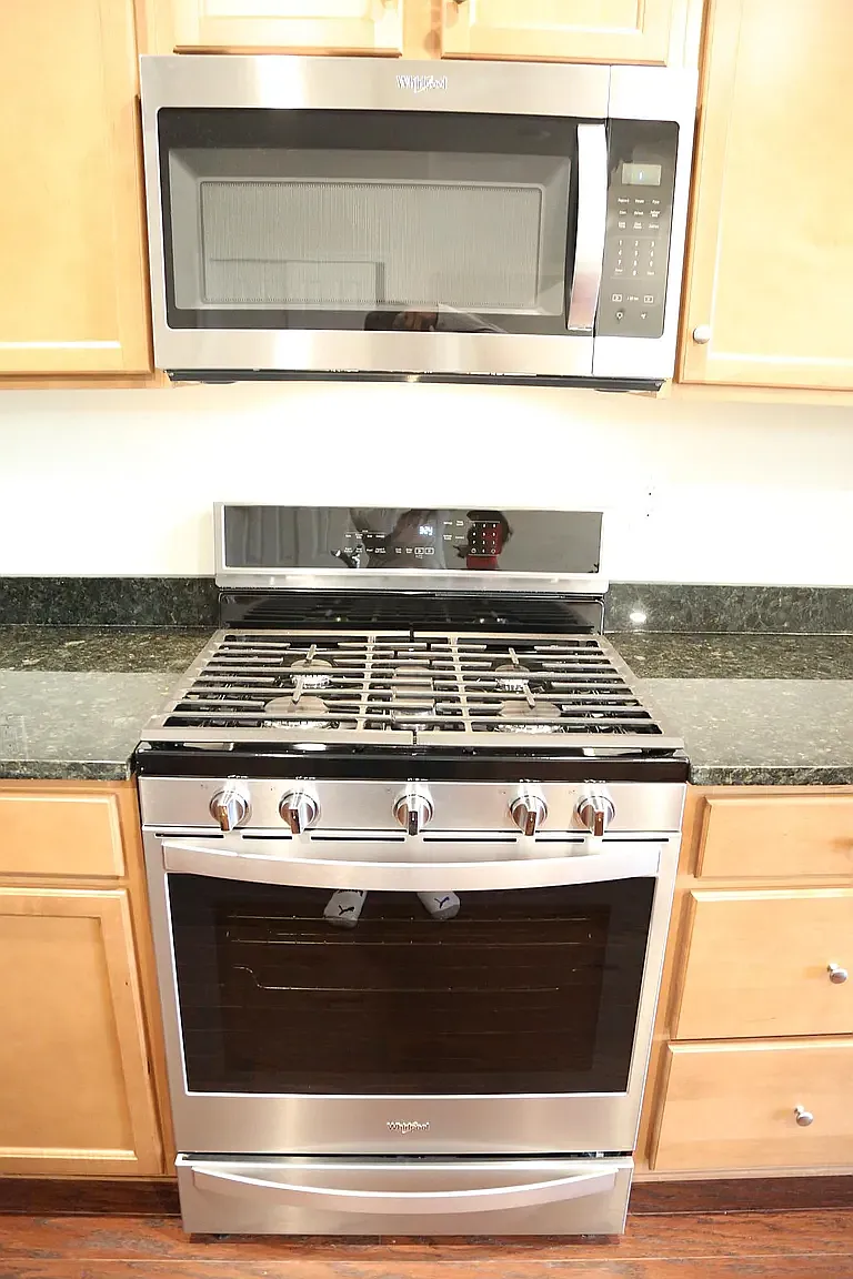 3 bed, 2.5 bath, 2300 sqft, $3,285 — Photo 3