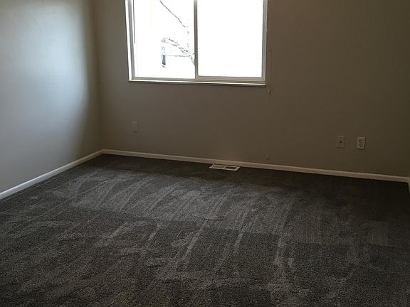 bedroom w new carpet