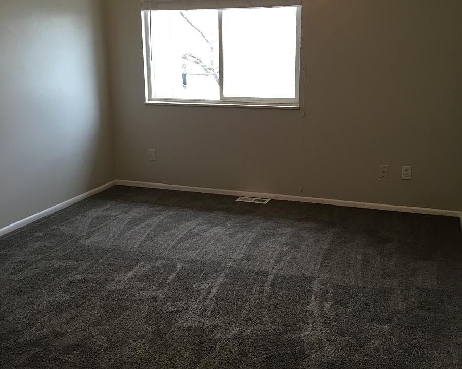 bedroom w new carpet