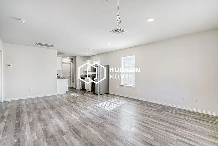 3 bed, 2.0 bath, 909 sqft, $1,195 — Photo 4