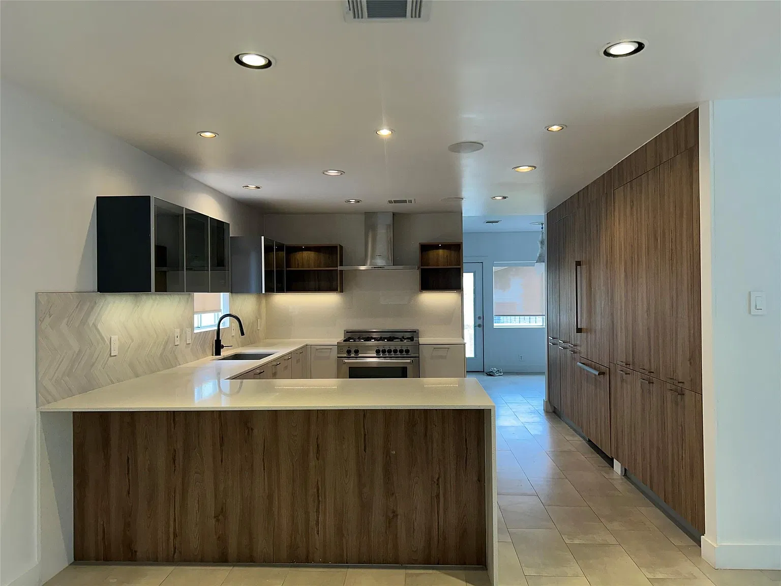 4 bed, 2.5 bath, 2600 sqft, $3,650 — Photo 3
