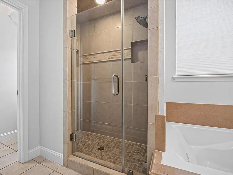 10310 Chevy Chase Dr — Photo 28