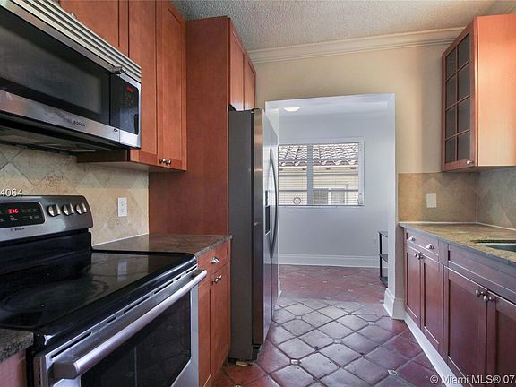 4th image of 411 Candia Ave