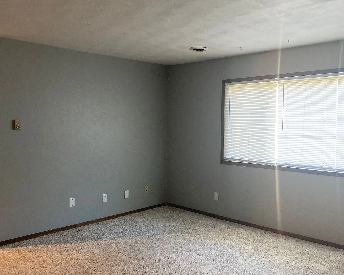 115 Central — Photo 2
