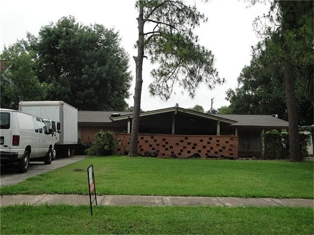 1st image of 1811 Oaks Dr