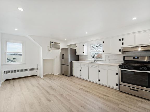 3rd image of 258 Eagle St #2
