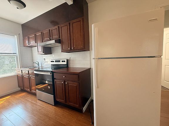 3rd image of 66 Marion Ave N APT 2