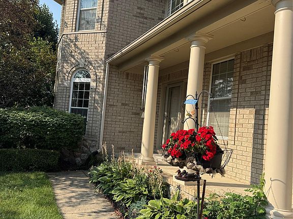 5th image of 49235 Yale Dr