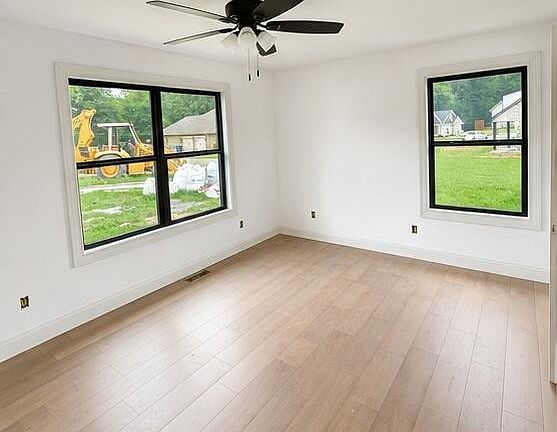 4th image of 395 Madison Cir