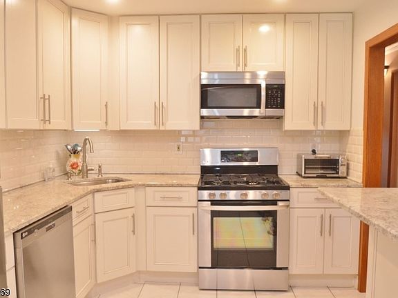 3rd image of 110 Castle Ridge Dr