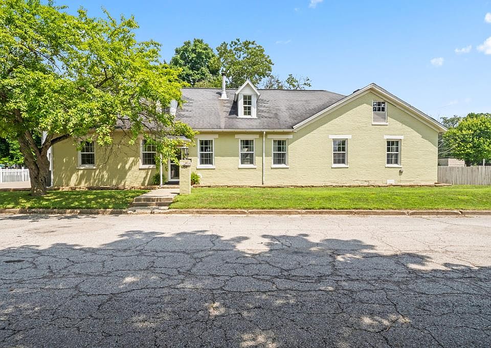 1st image of 832 Pershing Dr