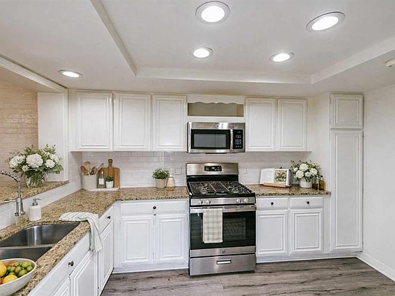5th image of 65 Tealwood St