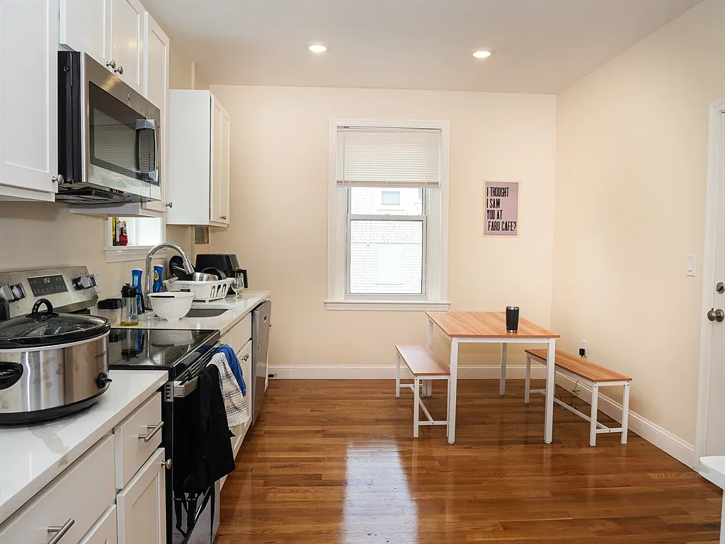 Building Photo - 10 Beals St #1