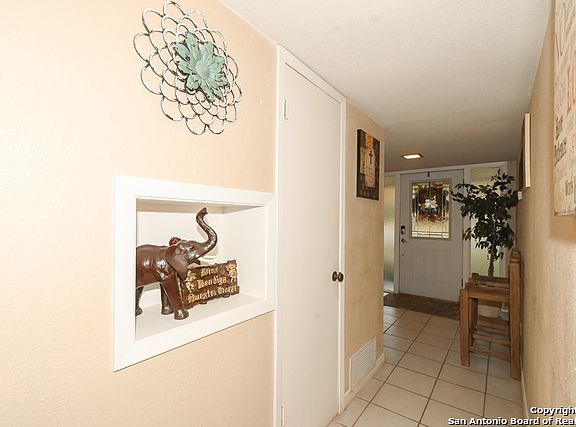 4th image of 2910 Gainesborough Dr