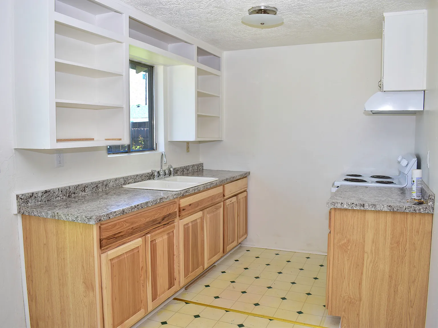 3 bed, 962 sqft, $1,900 — Photo 1