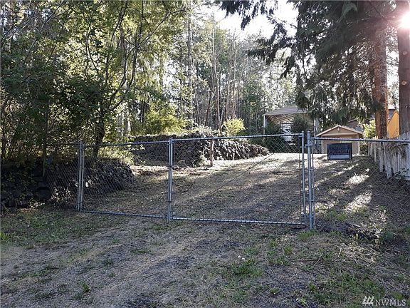 3rd image of 380 E Twanoh Falls Dr