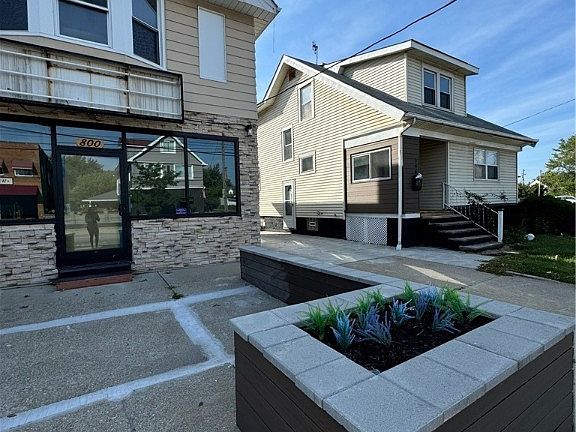 4th image of 796-800 E 222nd St