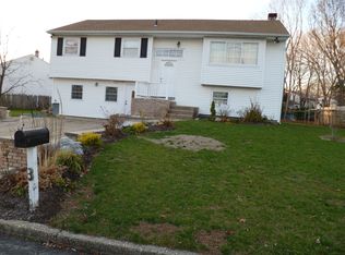 3 Don Ln, Selden, NY 11784