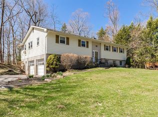 25 Pleasant Ridge Dr, Poughkeepsie, NY 12603