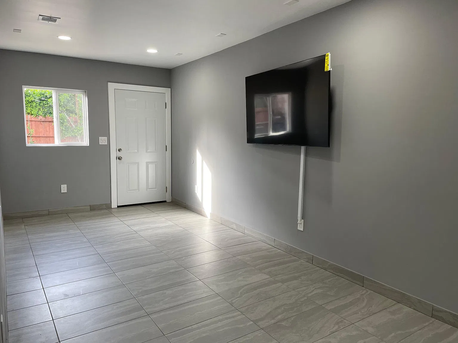 3 bed, 1100 sqft, $3,200 — Photo 1