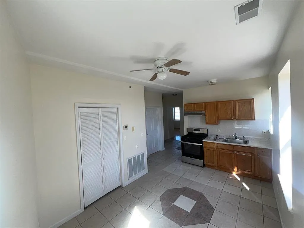 2 bed, 1.0 bath, $2,100 — Photo 3