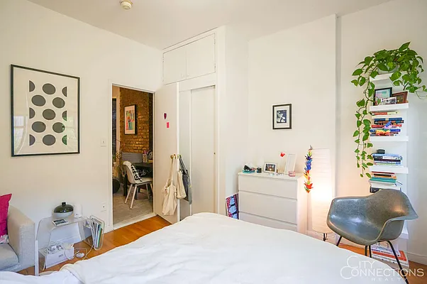 Rented by City Connections Realty | media 15