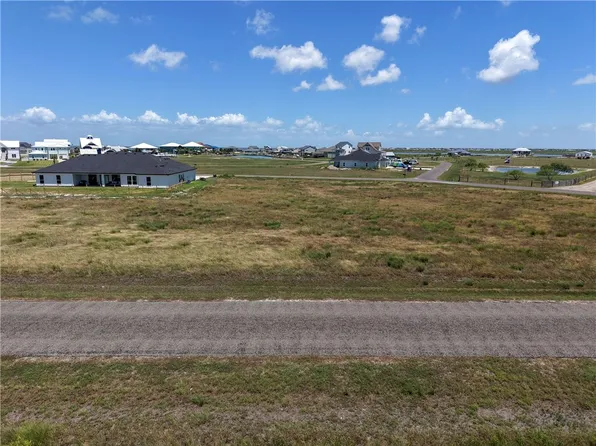 1333 Cape Velero Dr, Rockport, TX 78382