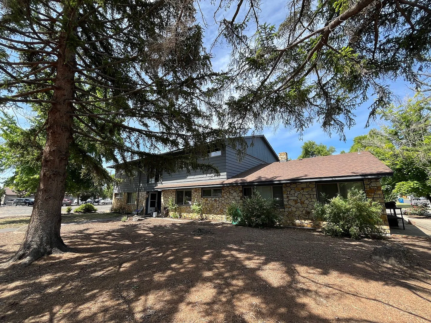 Charming Studio Unit Near Downtown Redmond - The Pines Apartments — Photo 1