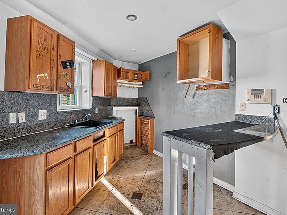 5th image of 512 Callender St