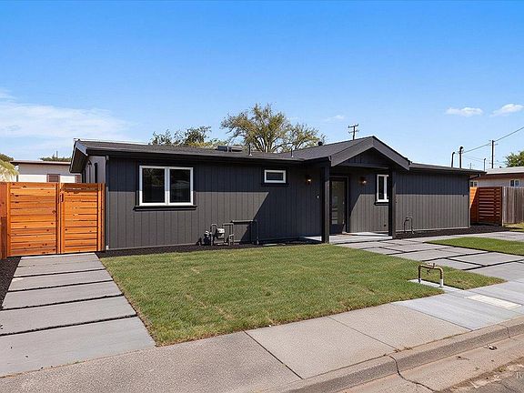 3rd image of 1421 Spruce Way