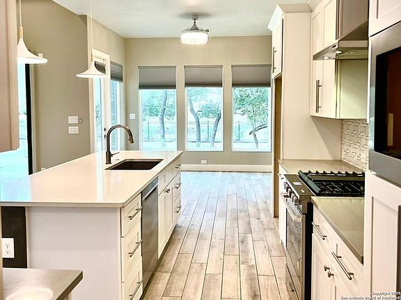 5th image of 32 WESTCOURT LN