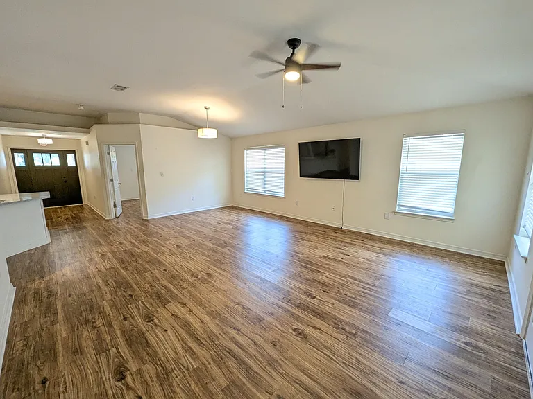 1020 Freeport Ct — Photo 4