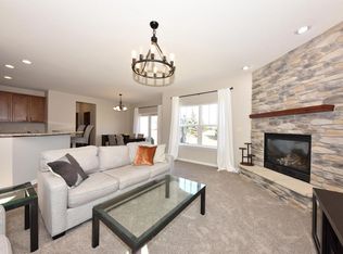 1293 Victoria Ln, Oconomowoc, WI 53066