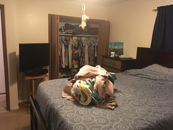 Upstairs Bedroom (2 Closets)