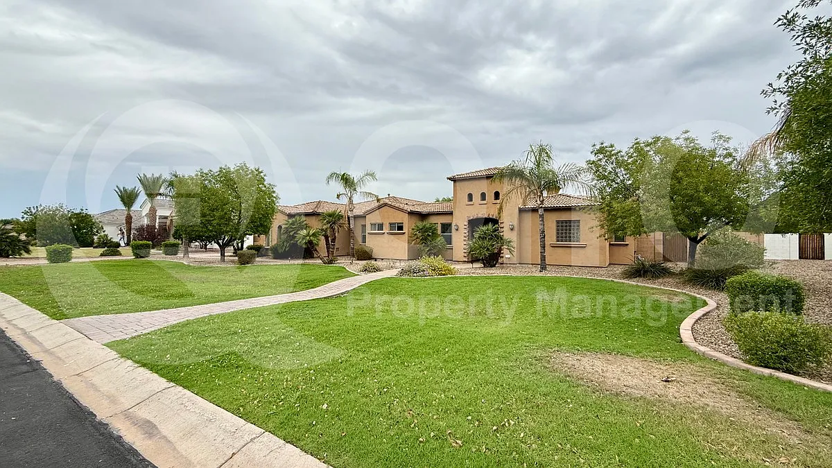 4 bed, 5.0 bath, 3703 sqft, $5,899 — Photo 3