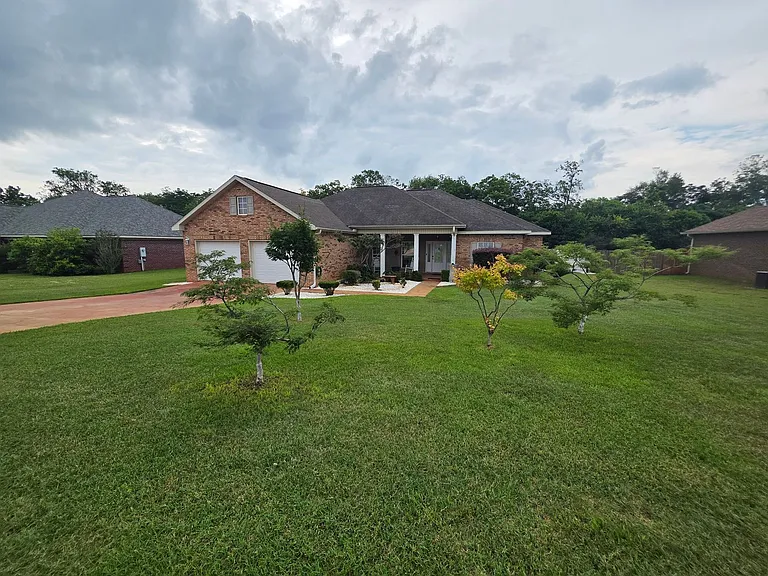 206 Maree Dr — Photo 1