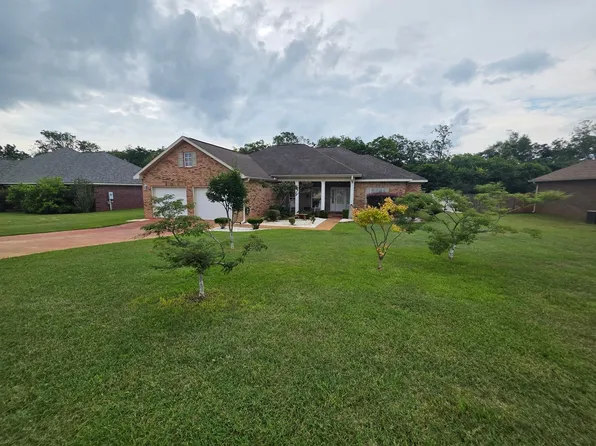 206 Maree Dr, Level Plains, AL 36322