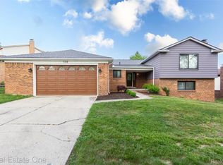 320 Antoinette Dr, Rochester Hills, MI 48309