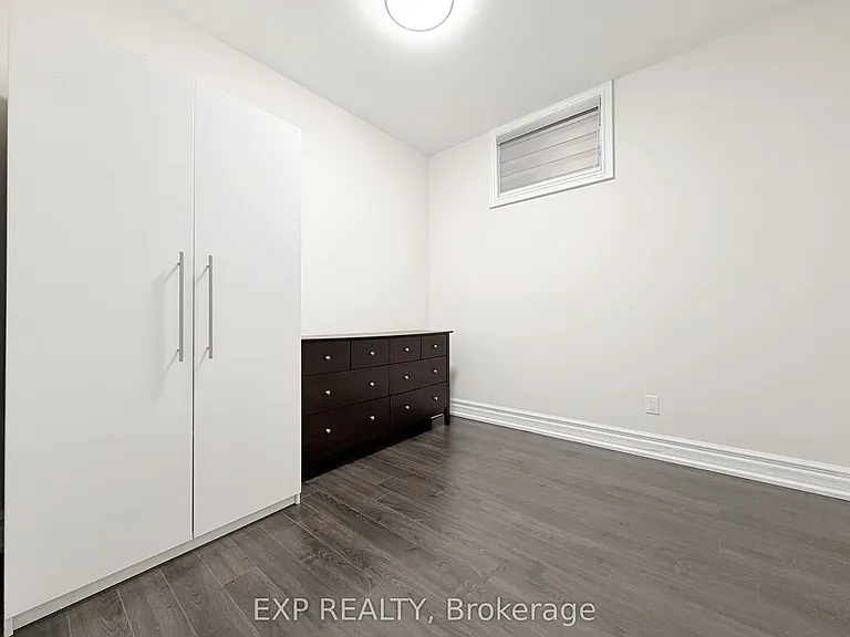 1606 Sandhurst Cres — Photo 23
