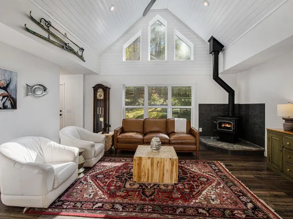 16602 Acorn Rdg, Beulah, MI 49617