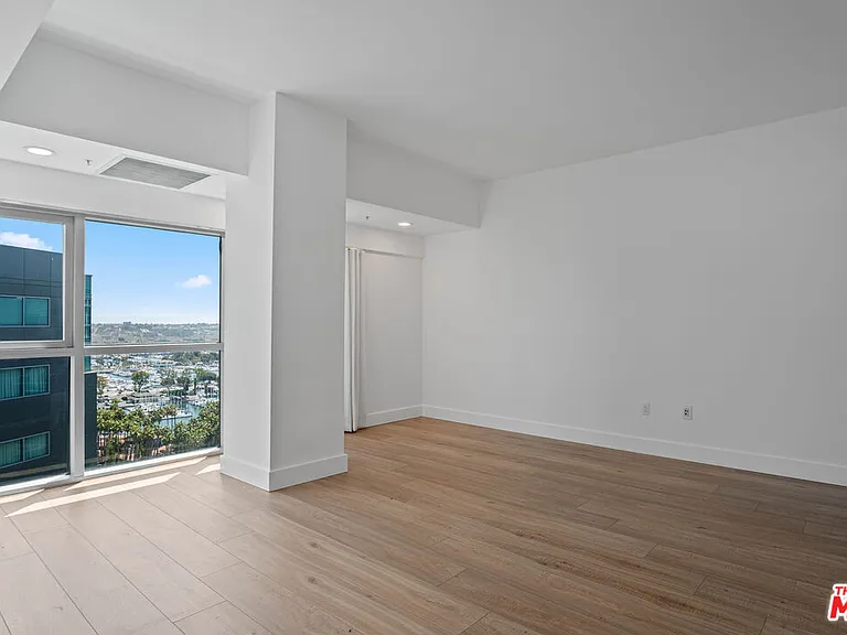 13700 Marina Pointe Dr #1916 — Photo 15