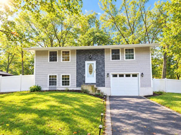 32 Lodge Lane, East Setauket, NY 11733