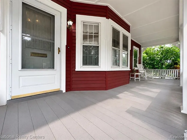 229 Linden St — Photo 3