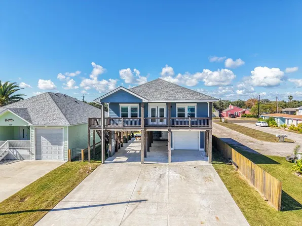 1215 S Live Oak St, Rockport, TX 78382