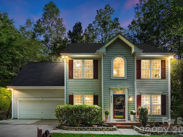 2100 Pineapple Ct, Matthews, NC 28105