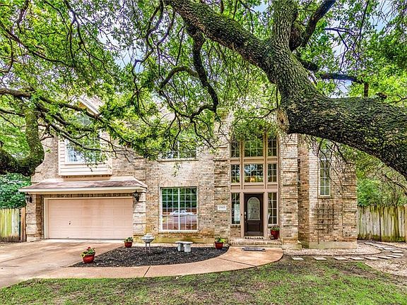 Front Porch, Wide open Windows bring light into the house