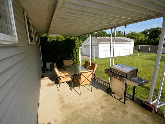 3rd image of 1118 Carolyn Ave
