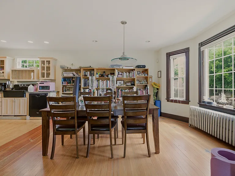 82 Van Zandt Ave — Photo 4